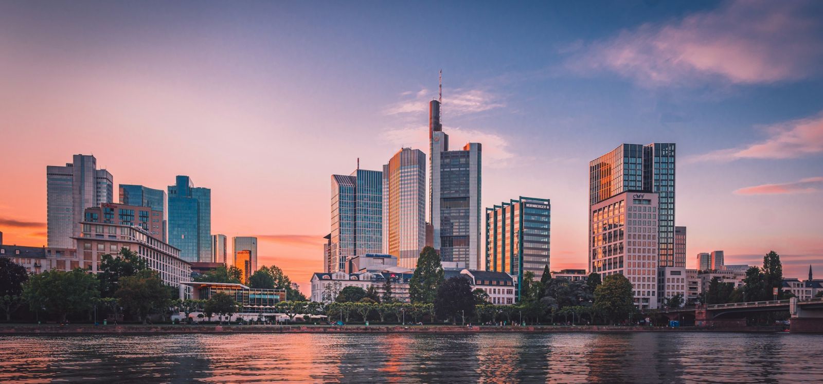 Frankfurter Skyline am Main in der Abenddämmerung
