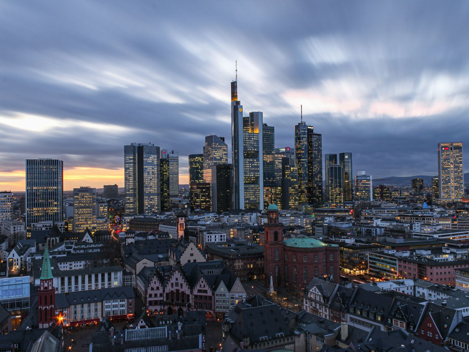 Frankfurt mit Altstadt und Hochhäusern
